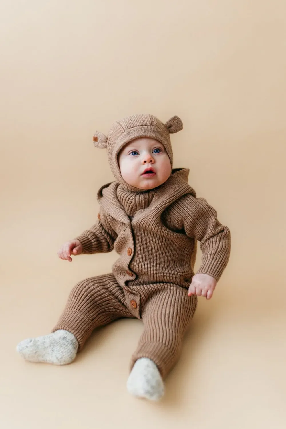 Metsola Merinovillavaatteet|Jumpsuitit>BEAR KNIT -MERINOVILLAHAALARI VAUVALLE | PEANUT BUTTER